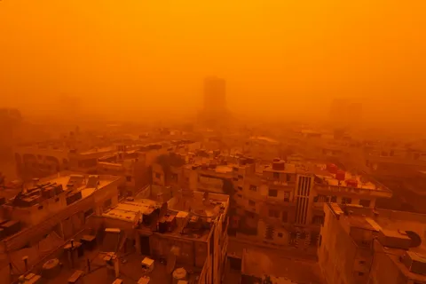 عاجل.. عاصفة رملية تهب على شرق القاهرة وتحد من الرؤية بشكل خطير