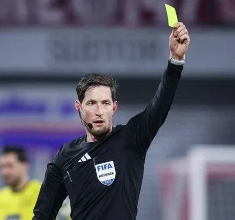 مفاجأة في قمة الأهلي والزمالك.. حكم أوروبي مثير للجدل يقود المواجهة ويُعرف بكثرة البطاقات