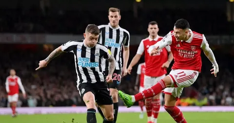 معركة القمة تشتعل.. آرسنال ونيوكاسل وجهاً لوجه في صراع ناري على صدارة البريميرليغ